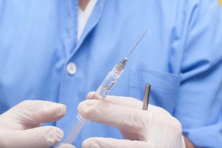 Кампанія вакцинації проти COVID-19 в Україні триває уже місяць. За цей час імунізовано 121 929 людей